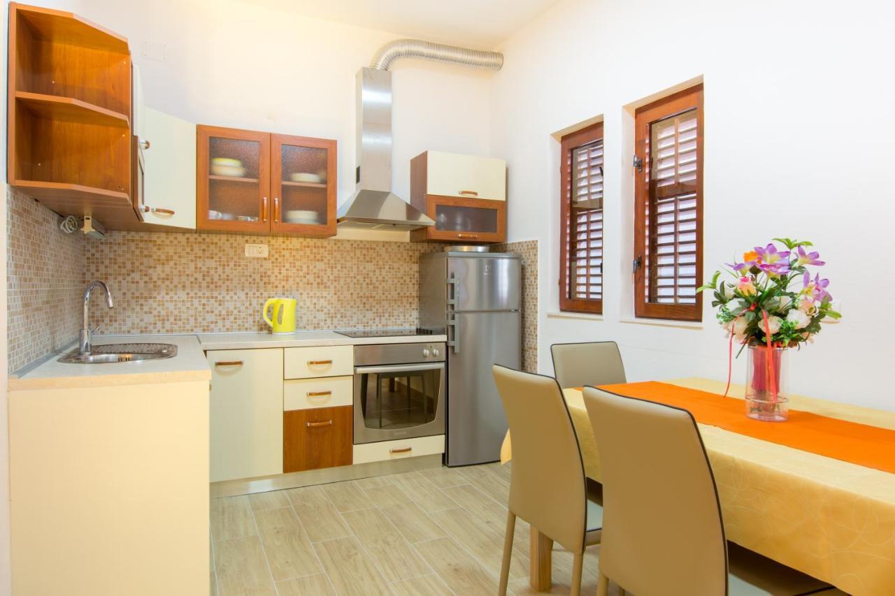 Apartments By The Sea Kastel Stari, Kastela - 15894 エクステリア 写真